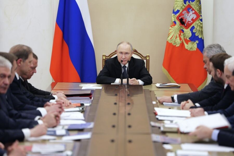    Владимир Путин на заседании военно-промышленной комиссии / Источник: © Гавриил Григоров/POOL/РИА Новости