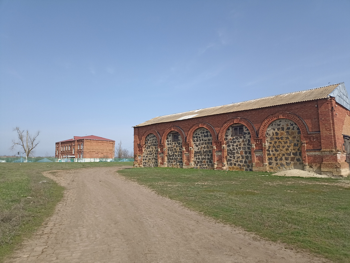 На переднем плане здание, принадлежавшее спиртоводочному заводу,  дальше - бывший дом купца Воронина