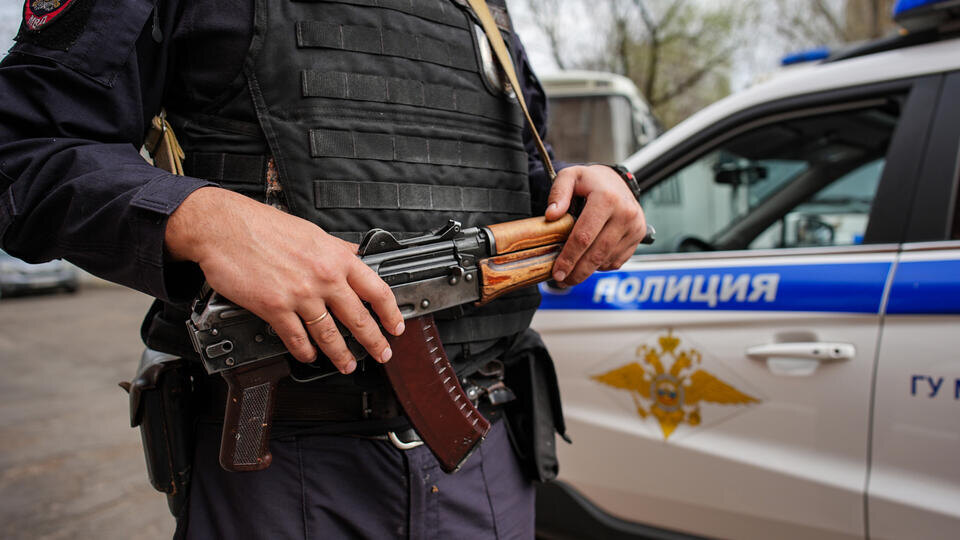 Полицейскому перерезали горло при задержании подозреваемого в Ленобласти