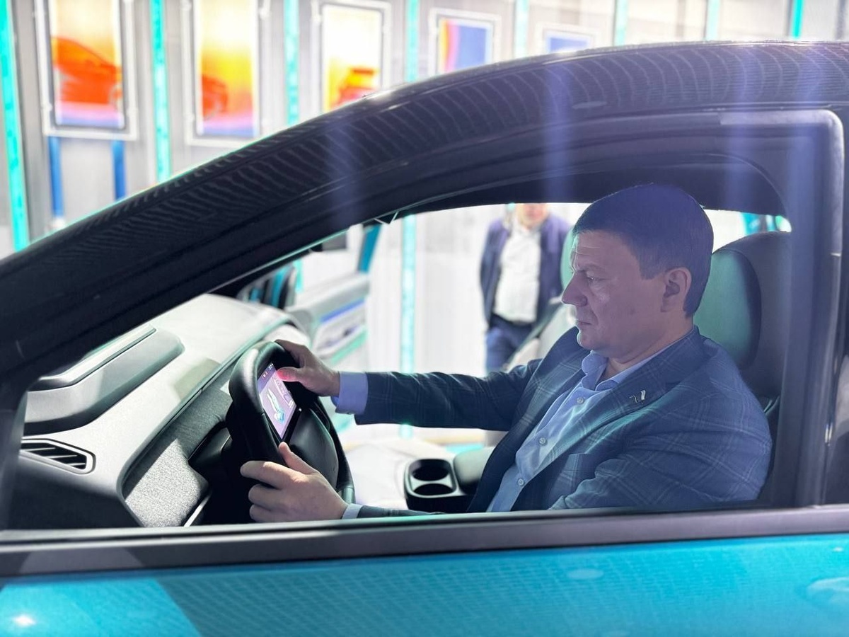 Эта машина экстерьером и интерьером идентична будущей серийной версии.