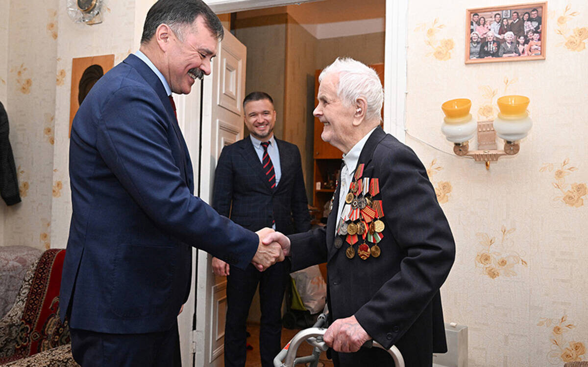Рустем Гафаров навестил Василия Никифоровича и вручил ему юбилейную медаль «80 лет Великой Победы»Фото: kzn.ru