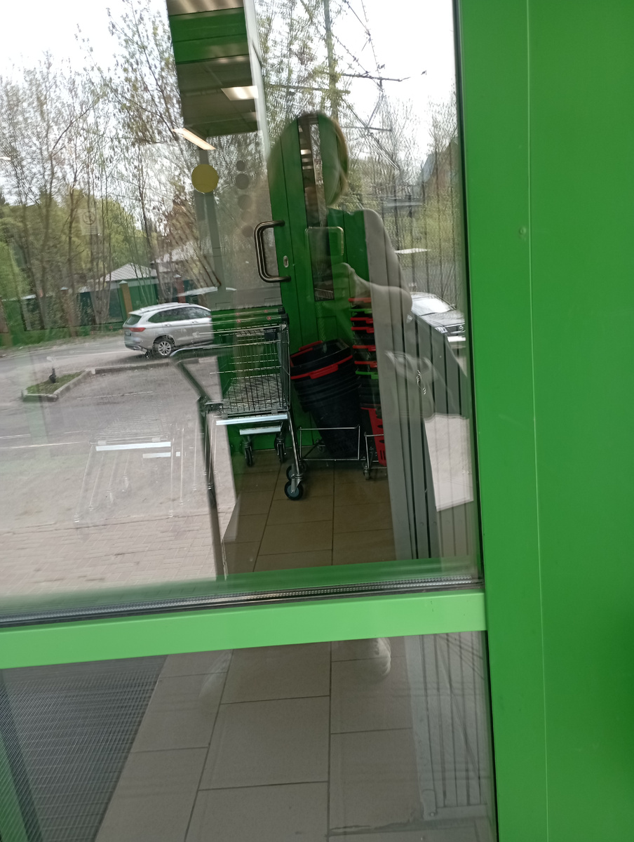 Я перед входом в Пятерочку