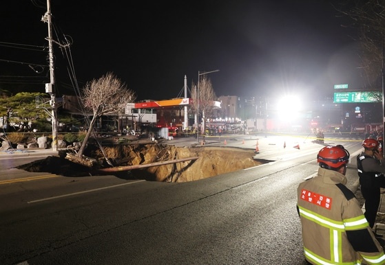    Большая карстовая воронка в районе Кандон, восточная часть Сеула, 24 марта [YONHAP]