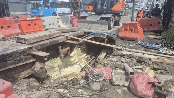    Карстовая воронка в Пусане 14 апреля [JOONGANG ILBO]