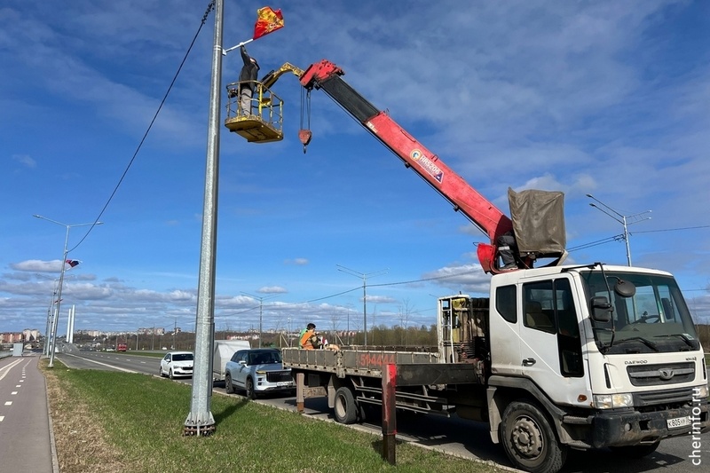    Оформление обновят на семи главных локациях, где пройдут основные торжественные мероприятия: на воинском мемориале первого кладбища и у обелиска "Штыки"