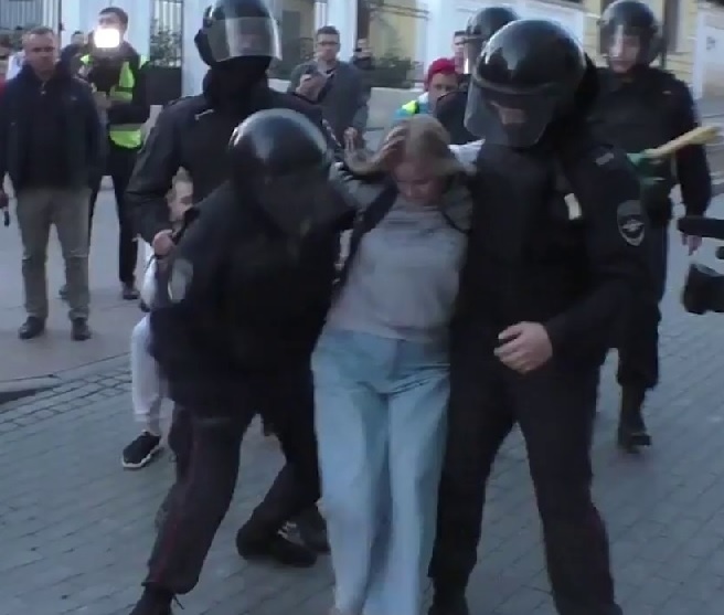 женщина и полиция