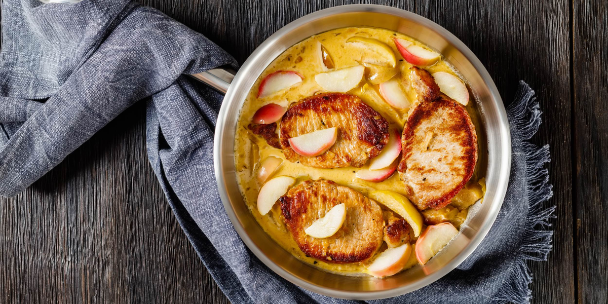 Свинина с яблоками и соусом в нормандском стиле — изысканный вкус французской кухни