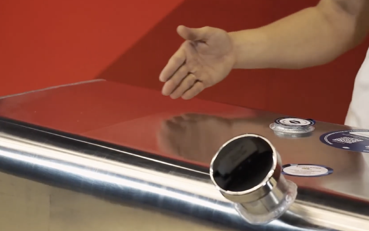 Бак из алюминия марки АМГ3, с увеличенной толщиной стенок (2,5 мм), обеспечивает высокую прочность и долговечность. Такой материал идеально подходит для топливных баков на Hyundai HD78 и Hyundai MIGHTY EX9, гарантируя долгий срок службы без потери качества