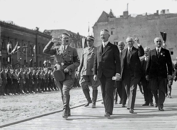 Адольф Гитлер и немецие «атланты» на параде в 1936 г.