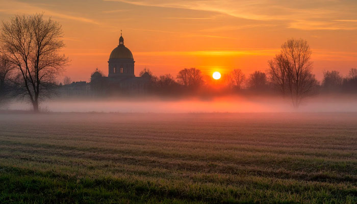 Если 23 апреля солнце всходило в мареве, это предвещало богатый урожай зерновых. Изображение: "Шедеврум"