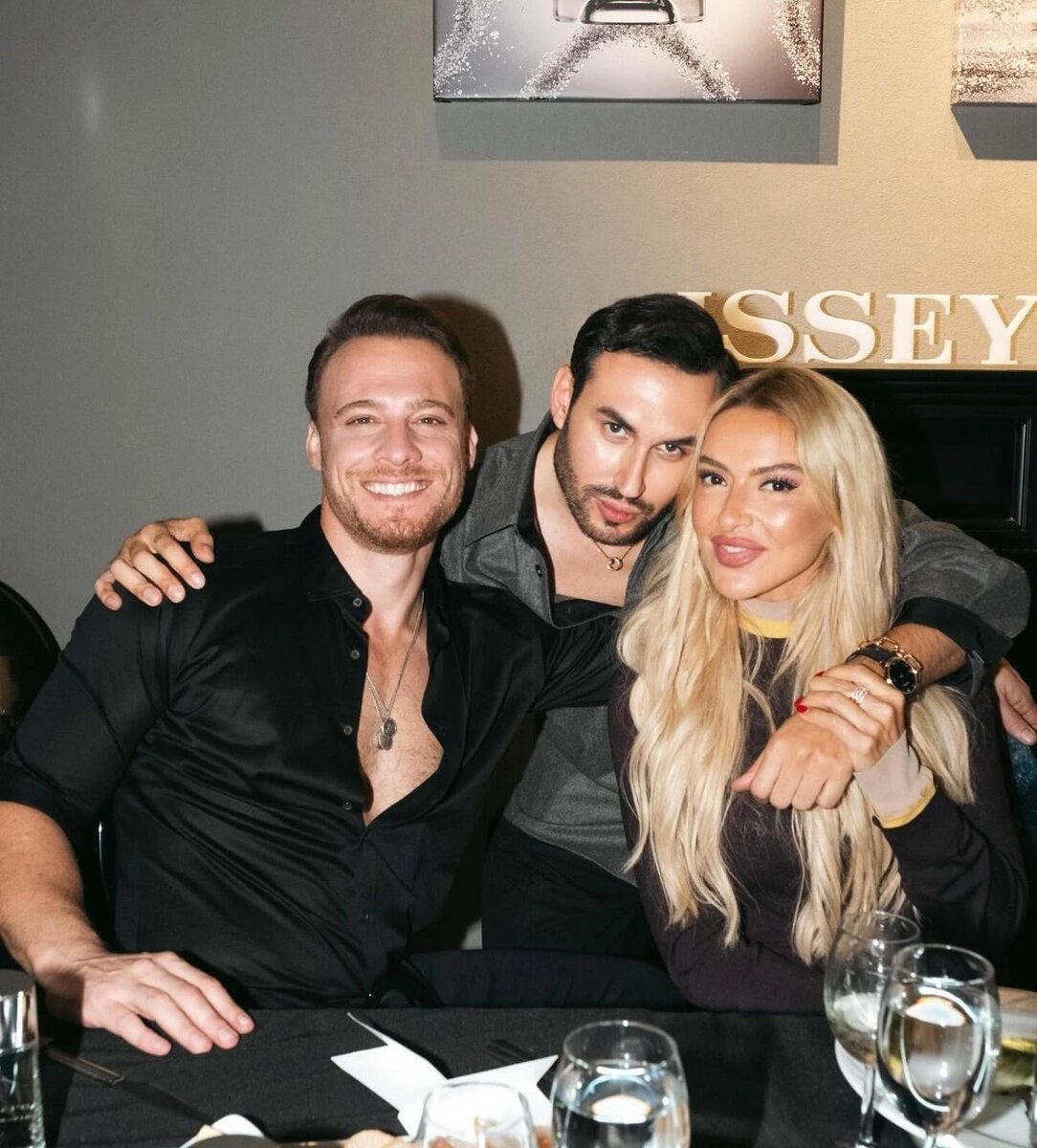 Керем Бюрсин, Инан Кирдемир, певица Хадисе Ачигзес