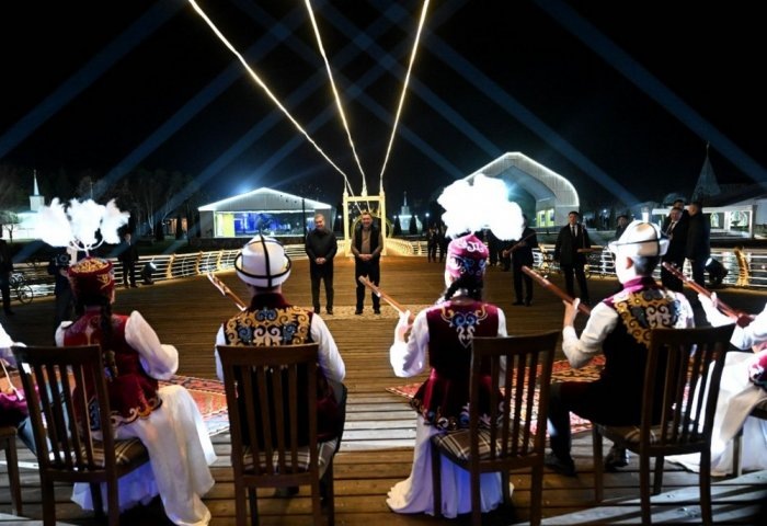 Гурбангулы Бердымухамедов и Садыр Жапаров в культурном центре «Рух-Ордо» на Иссык-Куле, 22 апреля, 2025 г., Кыргызстан (Фото: пресс-служба Президента КР)