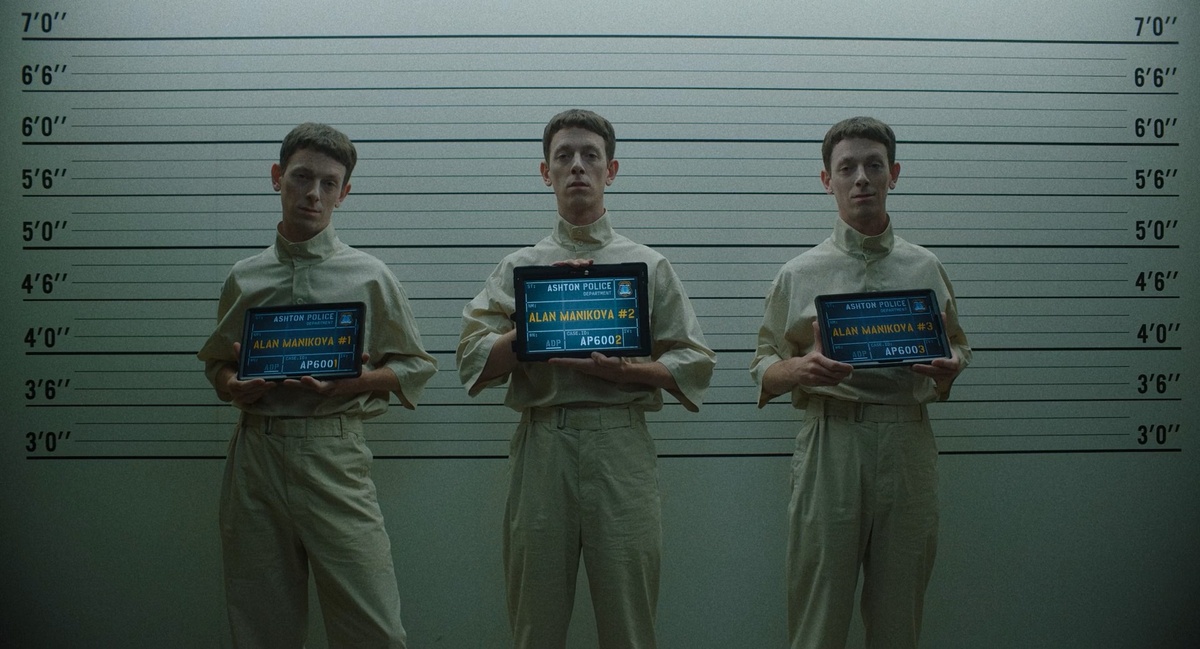 Спин-офф про клонировавшего себя маньяка имеет большой потенциал. В книге он создал целую армию клонов и захватил целую планету. Которую пришлось уничтожить.