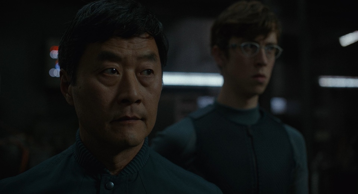 Показалось. Это не любимец режиссёра Сон Кан-хо, а Стив Пак. Его герой внезапно оказывается deus ex machina. Против лома всё время был приём. 