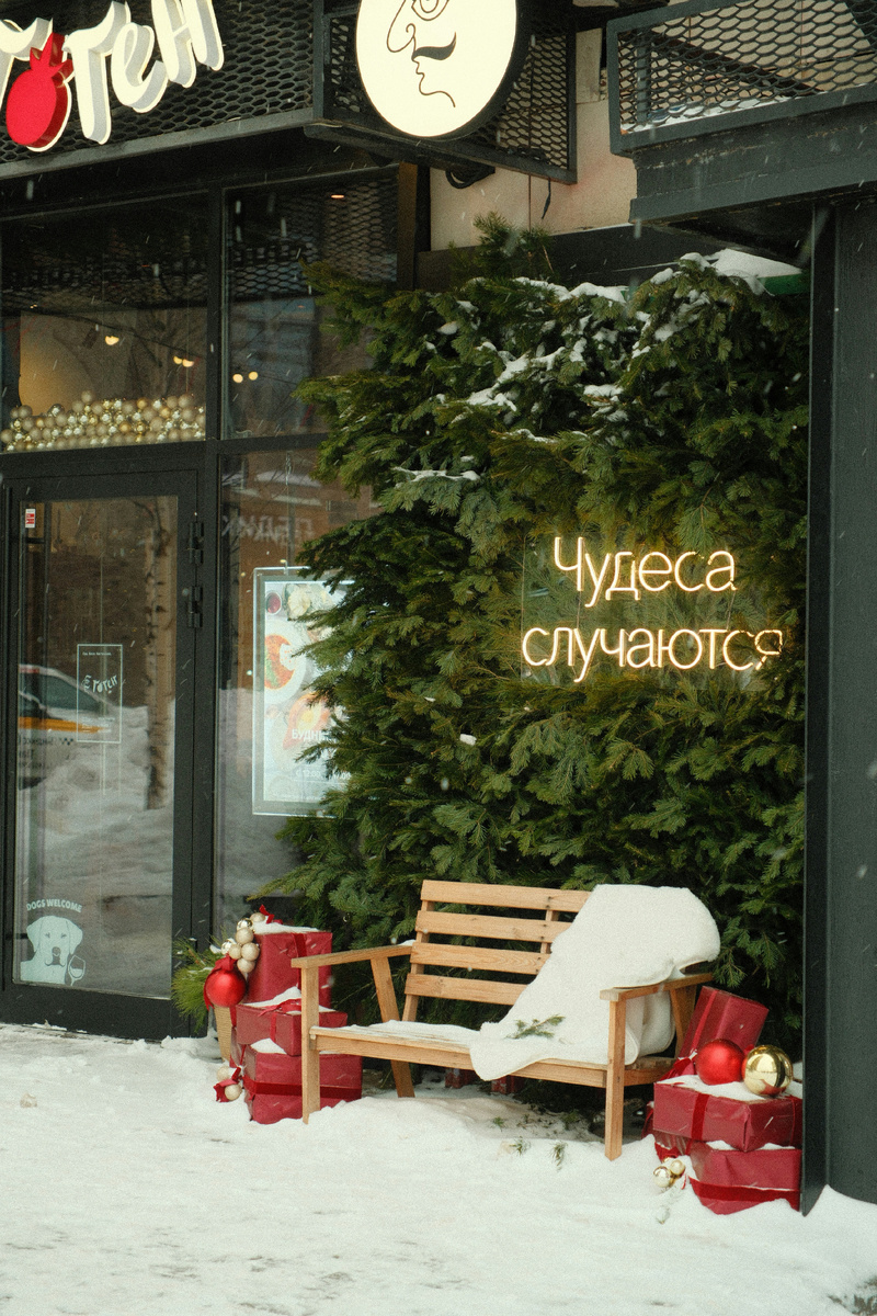 "В тенистых садах там застыли века, И цвета фламинго плывут облака"(с) Фото: Unsplash