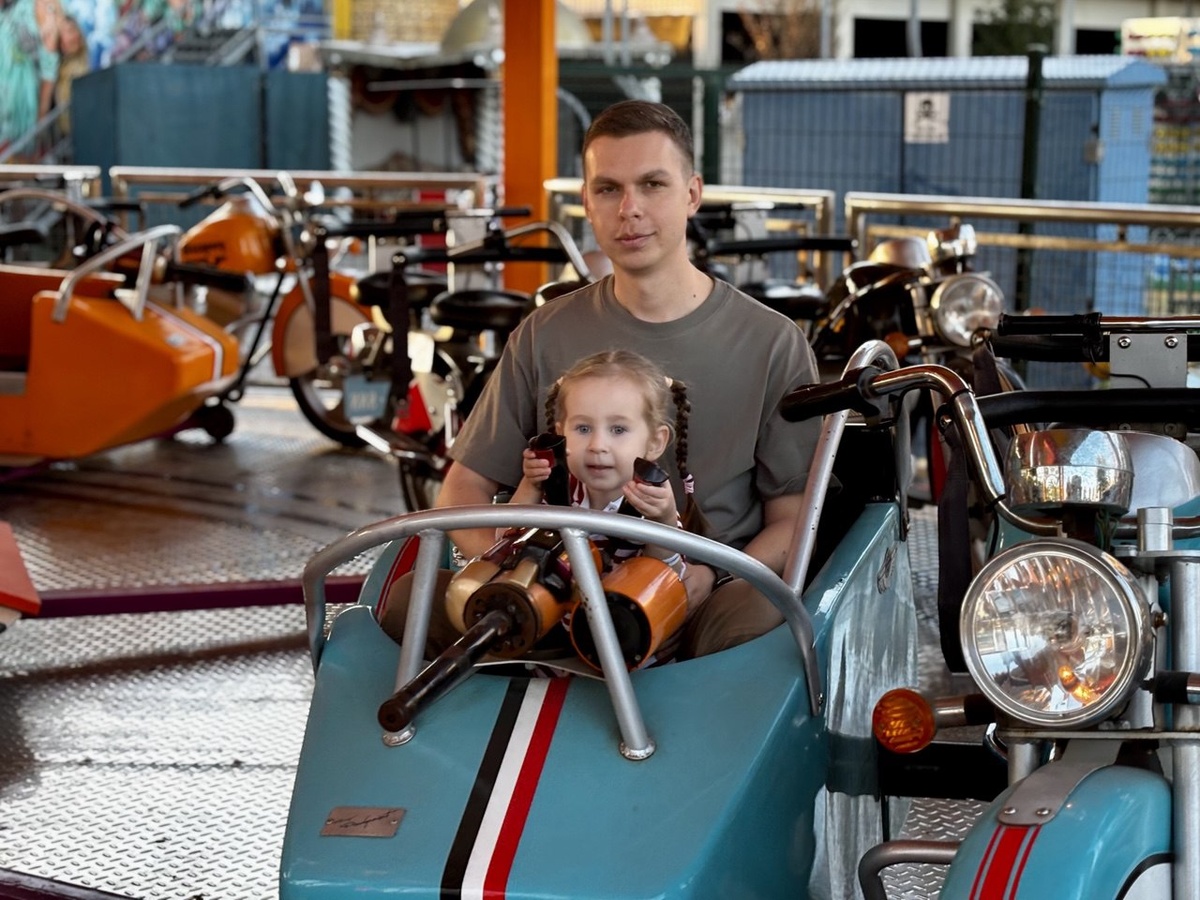 Я не согласен. Мне ничего не мешает быть и другом, и родителем для Евы. 