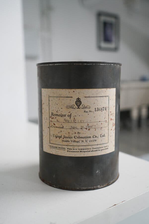 Банка с прахом, в которой находились останки мистера Лея, была оставлена ​​в углу захламленного подвала.
