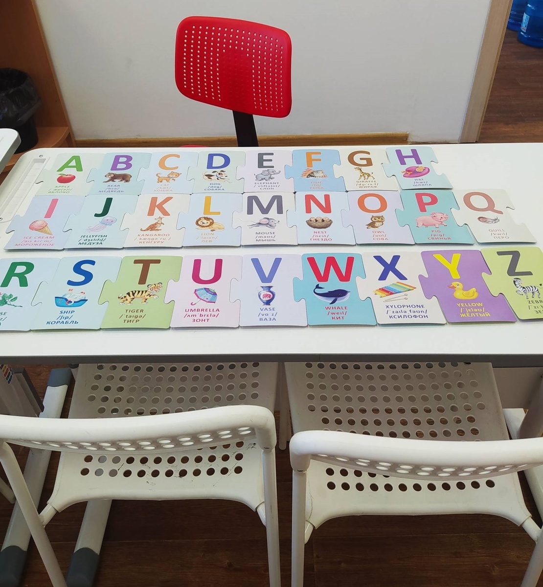 Это наша "печатная машинка", на ней мы учимся "печатать" слова просто тыкая пальцем