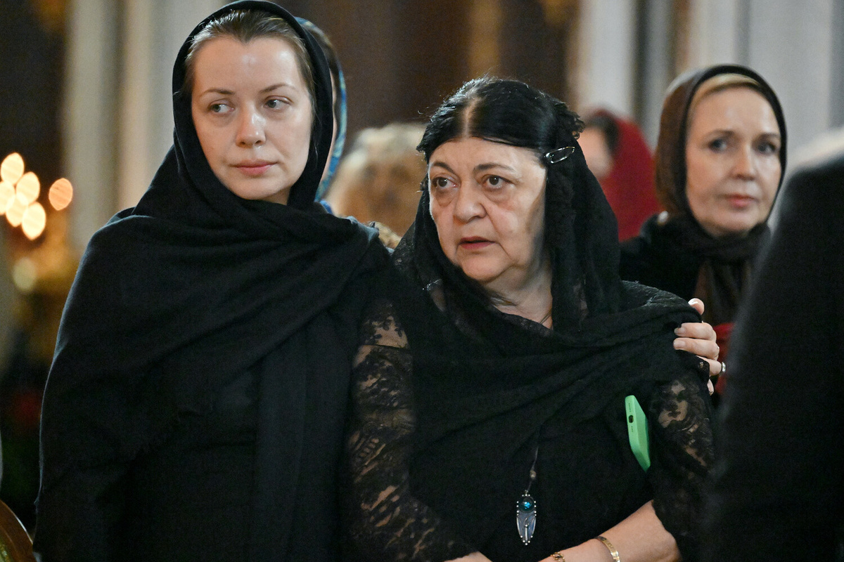 Супруга Зураба Церетели Татьяна Кочемасова и дочь скульптора Зураба Церетели, искусствовед Елена Церетели (справа) на церемонии прощания со скульптором в храме Христа Спасителя в Москве, 23 апреля 2025 года ©Станислав Красильников/РИА Новости  📷