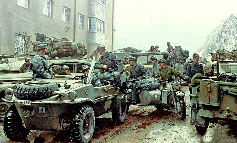 Гитлеровцы на автомобиле-амфибии Schwimmwagen, мотоцикле BMW R75 и т.д. готовятся сбежать от возмездия и сдаться в плен американцам, 1945 г.