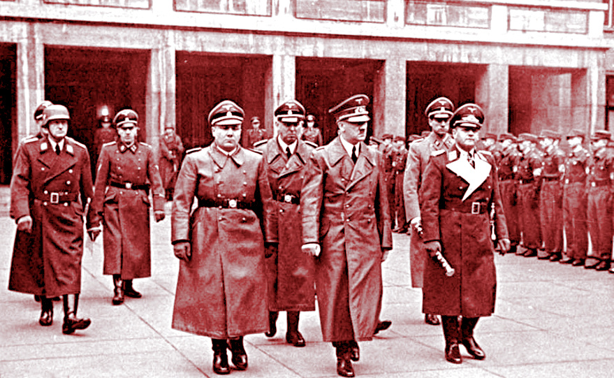 Гитлер и его личный секретарь М. Борман (слева в первом ряду), 1941 г.