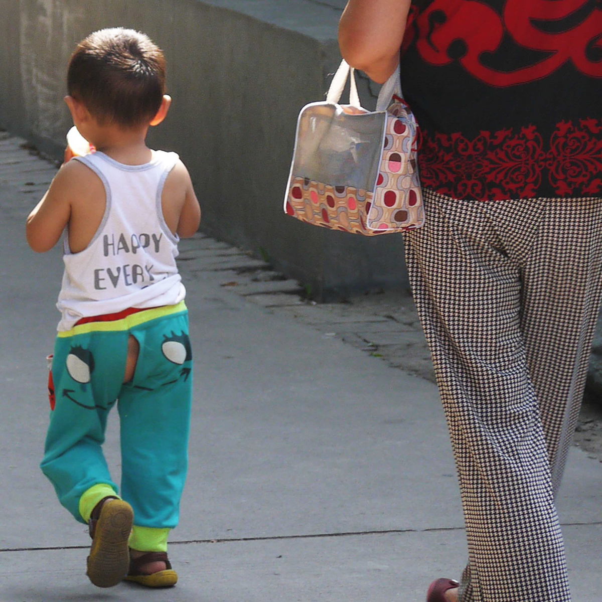 Китай. Те самые штанишки с дыркой - кайданку. Фото автора.