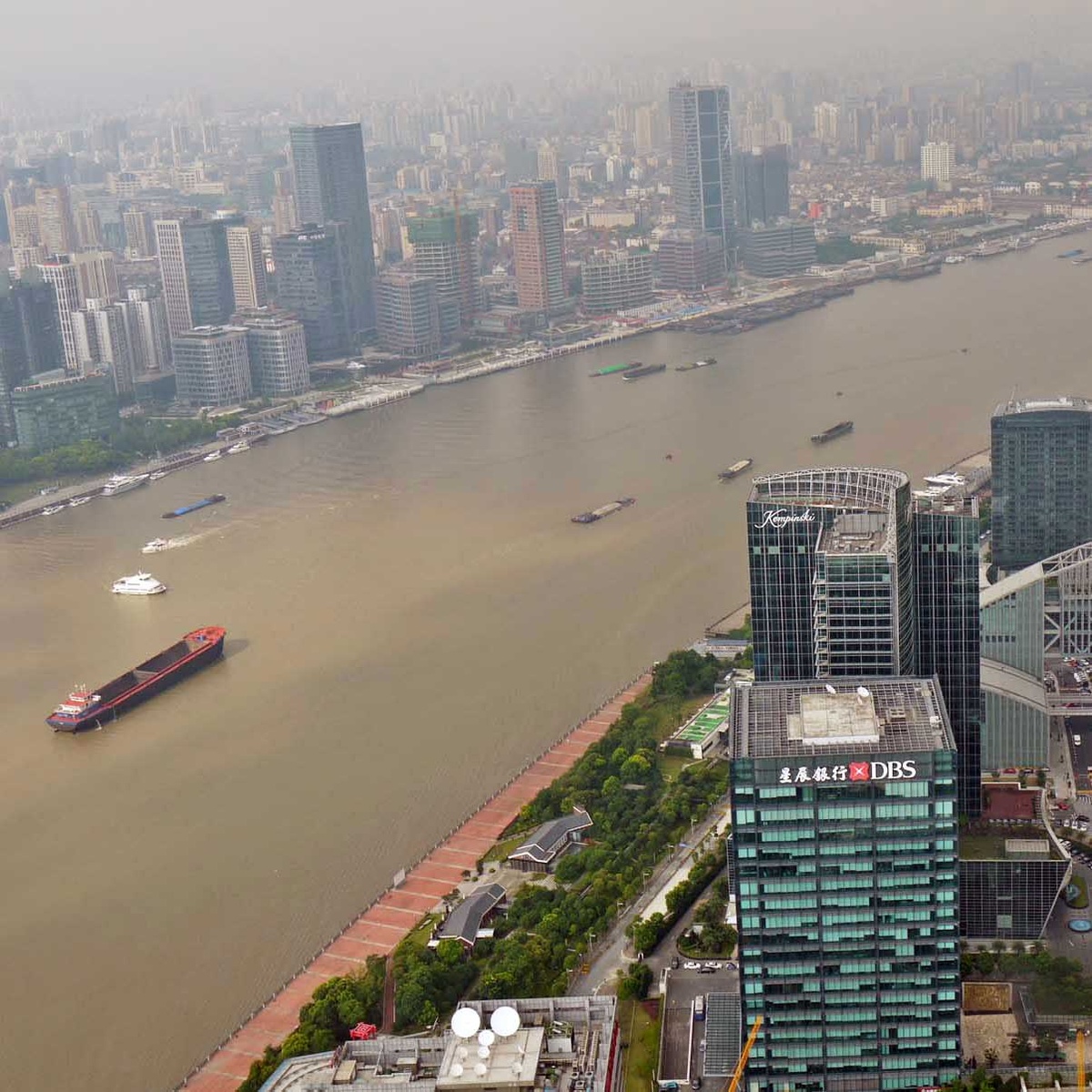Шанхай. Как вам цвет реки и плотность смога? Фото автора.