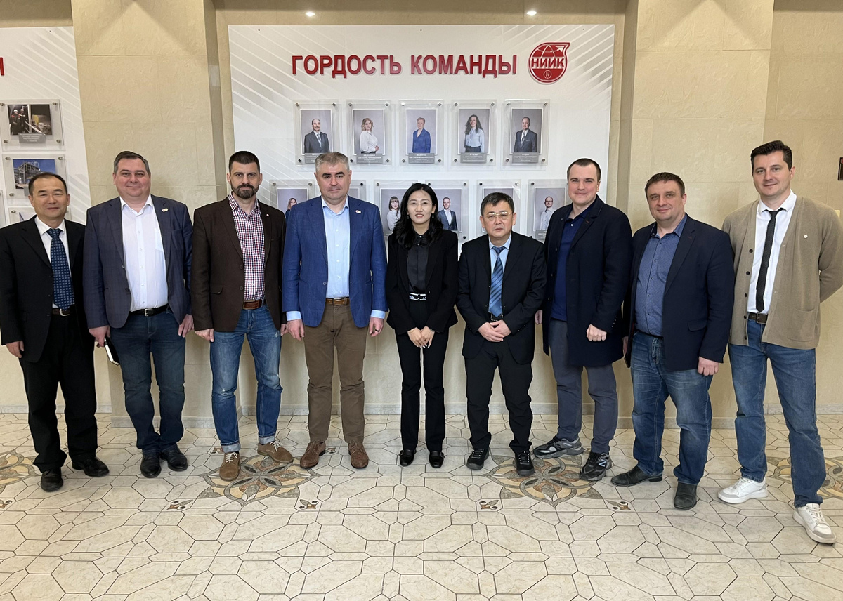 В центре - генеральный директор НИИК Олег Дроботущенко и госпожа Лифей Ван