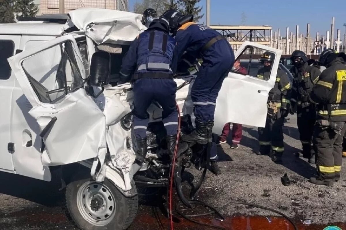    Ульяновские спасатели освободили водителя из покорёженной в ДТП «буханки»