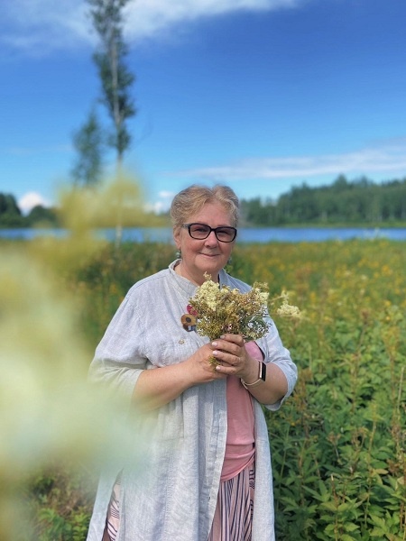 На берегу озера Мериново с букетом таволги