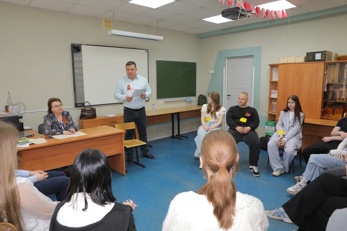 Перед учениками - Сергей Ермолов. Фото Валерия Воронова / «Медиацентр»