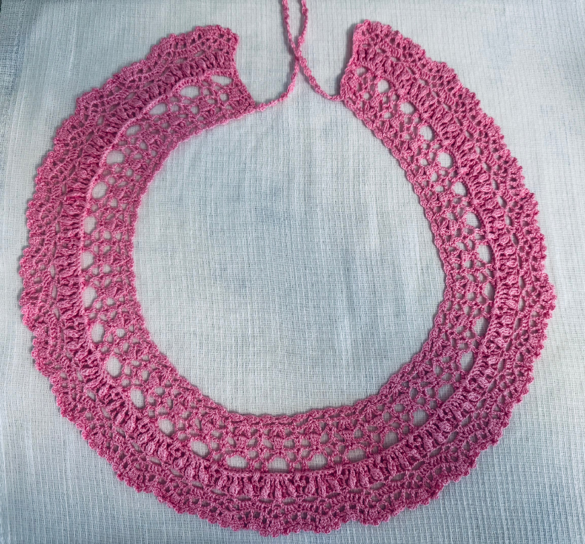 Первым связался розовый воротник