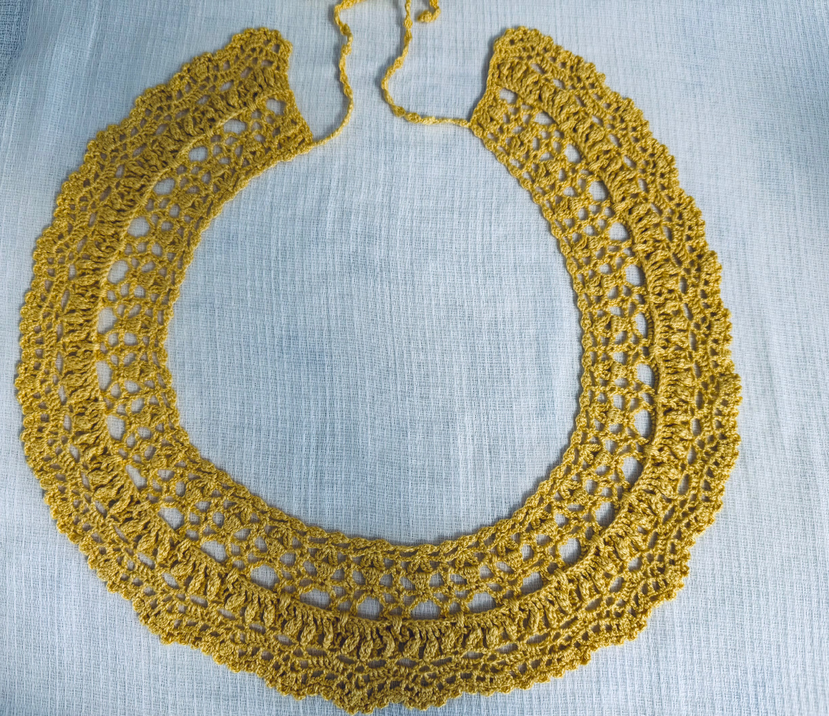 Вторым связался желтый воротник