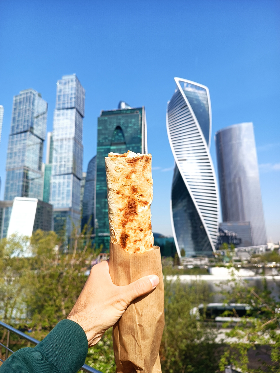 Если бы в Ереване был деловой центр, то здания в нём были бы в виде шаурмы🤣