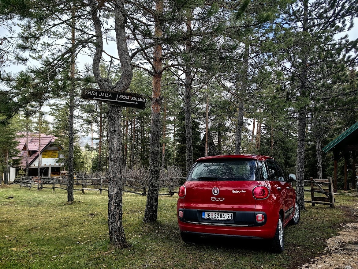 Красотка же, а не машина! Особенно, когда не решает свалить в закат, а спокойно стоит у виллы в Златиборе