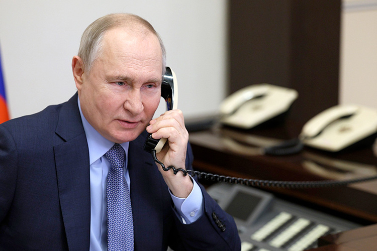    Вчера вечером «пошумела» заметка газеты Financial Times о том, что президент России Владимир Путин якобы предложил США остановить боевые действия на текущей линии фронта.   
Фото: kremlin.ru