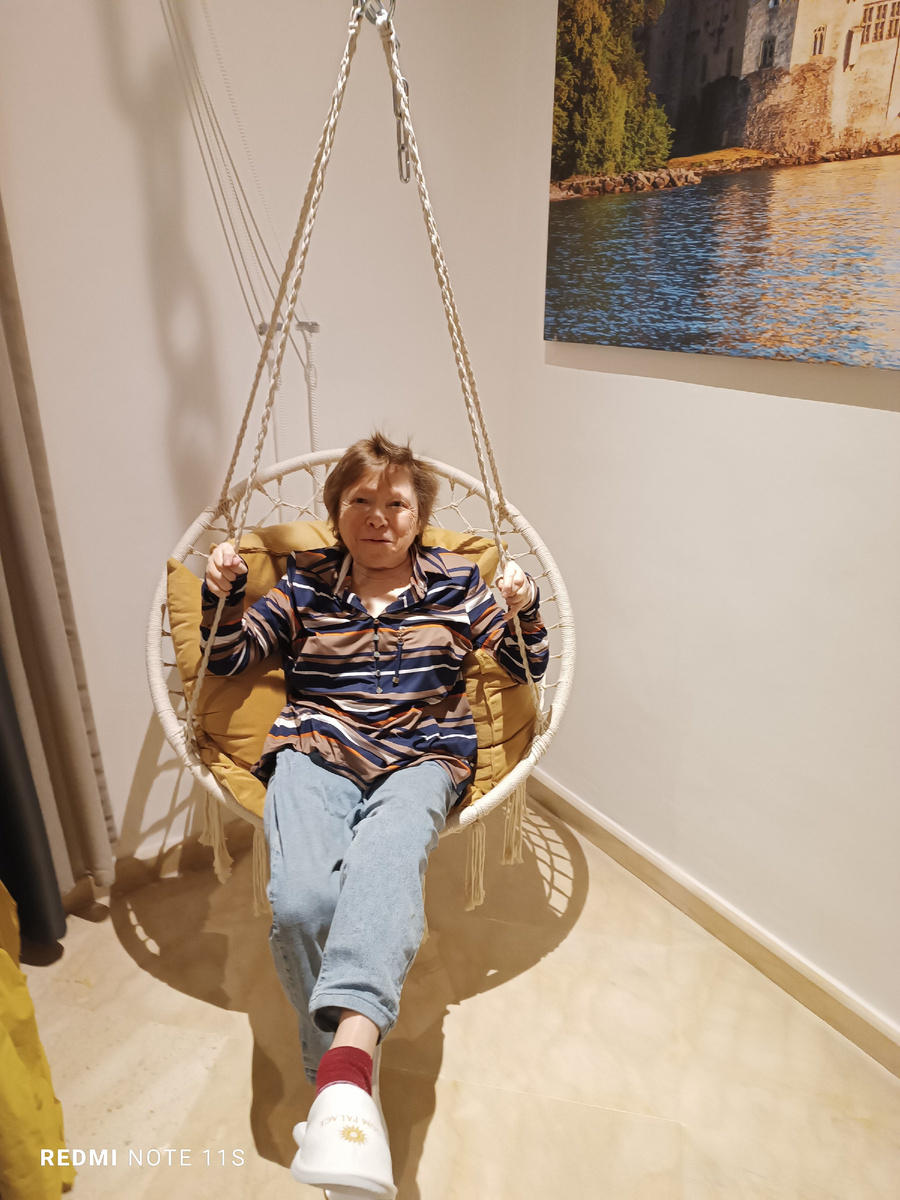 Качели в номере в Касабланке, конечно, с подушками