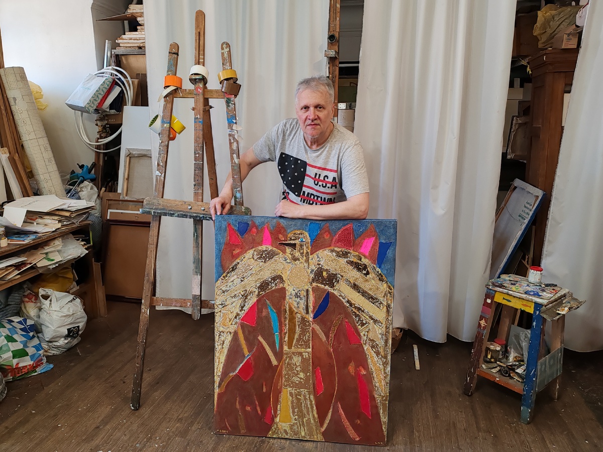 Художник Андрей Ефи в мастерской