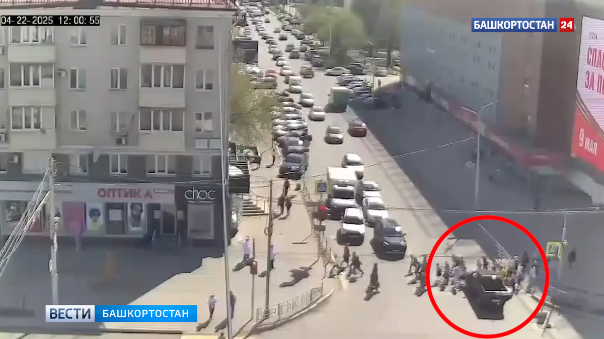   Внедорожник растолкал толпу детей на пешеходном переходе в Уфе