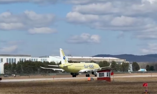    Югорчане могут полюбоваться первым полетом полностью импортозамещенного SJ-100 с логотипом Победы