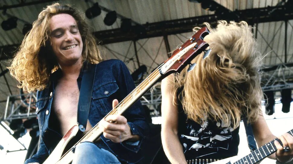 Джеймс Хэтфилд  и Клифф Бертон выступают в составе Metallica