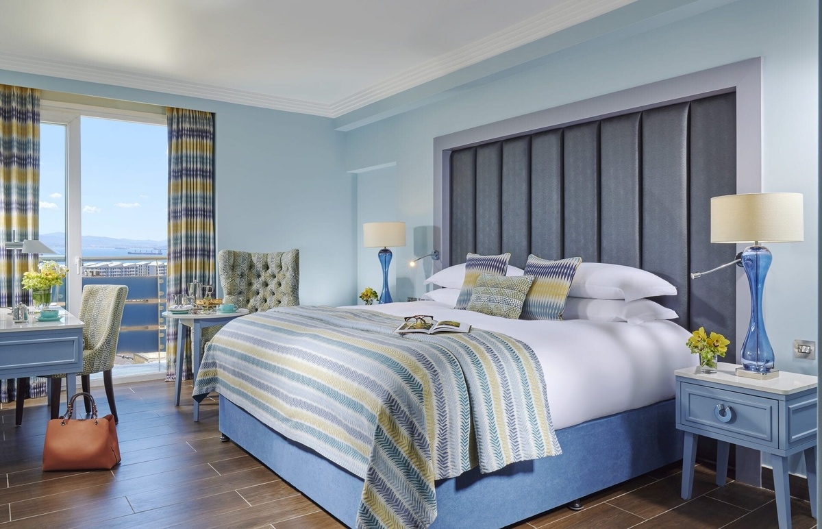     Обои голубых тонов дают чувство прохлады в жару