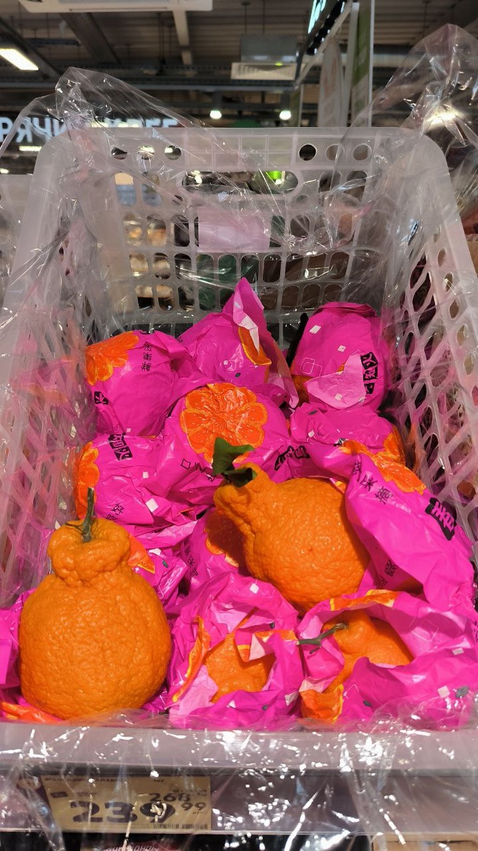 Мандарин халабон на витрине 