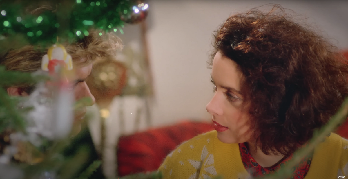 Кадр из музыкального клипа Wham! - Last Christmas
Качество 4К — всё чётко, как будто снято вчера.