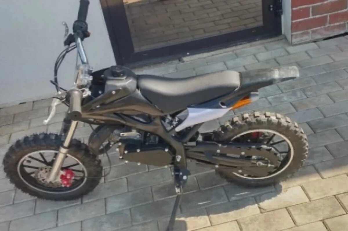    8-летний оренбуржец на питбайке врезался в ворота и устроил аварию