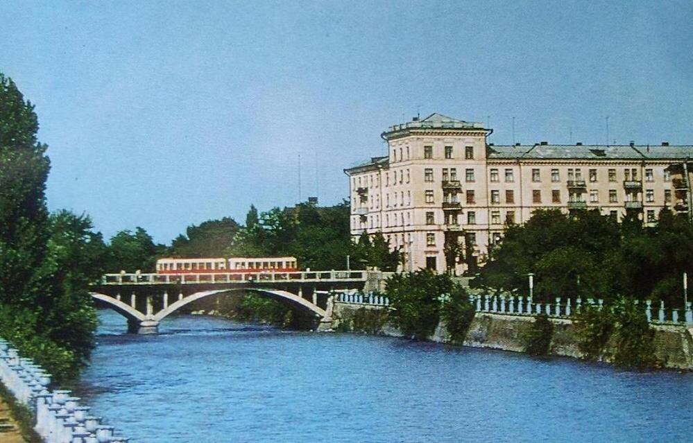 Улица, на которой стоял мой дом, он в метрах пятисот справа 