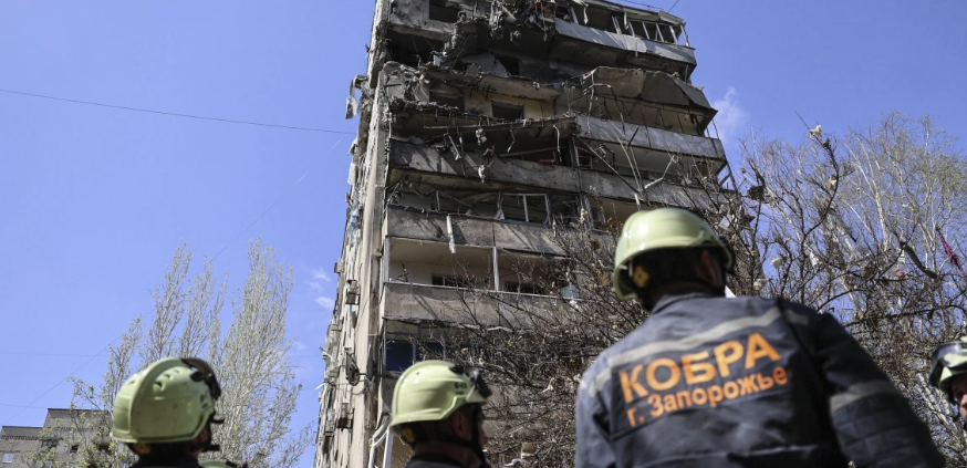Здание, повреждённое в результате ракетного обстрела жилого района в Запорожье, 22 апреля © AP