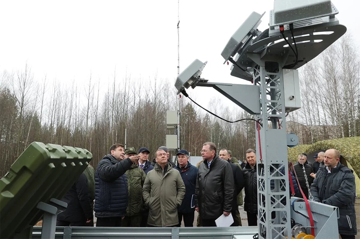    Дмитрий Медведев в ходе рабочей поездки в Центральный федеральный округ осмотрел комплексы лазерного оружия, предназначенные для поражения малых целей.