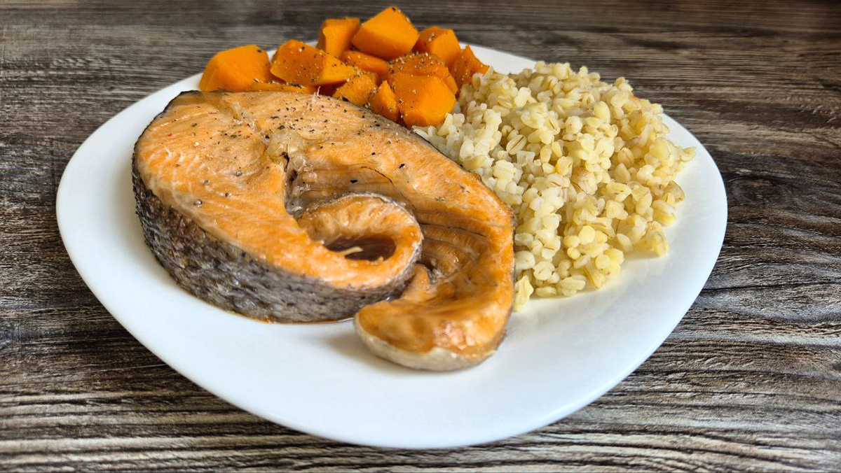 Запеченная форель содержит 26 гр белка на 100 г и полезные жирные кислоты Омега-3