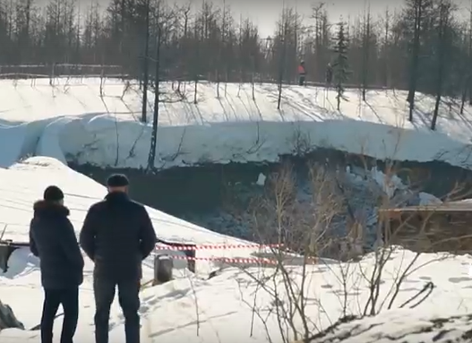     В Норильске под землю провалилась стихийная свалка